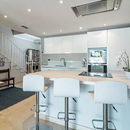 Captivating Coastal Townhouse In Aloha Pueblo With Amazing Mountain Views Сasa de vacaciones Marbella