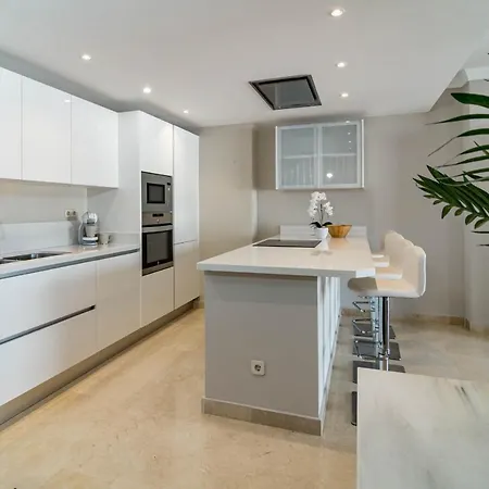 Captivating Coastal Townhouse In Aloha Pueblo With Amazing Mountain Views בית נופש מארבלה