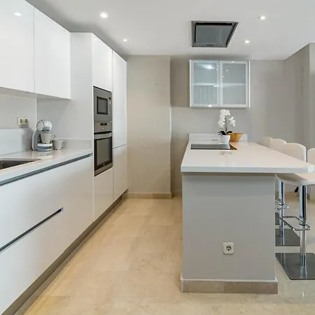בית נופש Captivating Coastal Townhouse In Aloha Pueblo With Amazing Mountain Views מארבלה