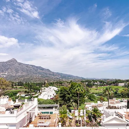 בית נופש Captivating Coastal Townhouse In Aloha Pueblo With Amazing Mountain Views מארבלה