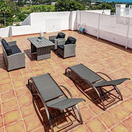 Captivating Coastal Townhouse In Aloha Pueblo With Amazing Mountain Views מארבלה