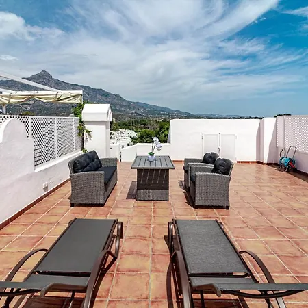 Captivating Coastal Townhouse In Aloha Pueblo With Amazing Mountain Views מארבלה